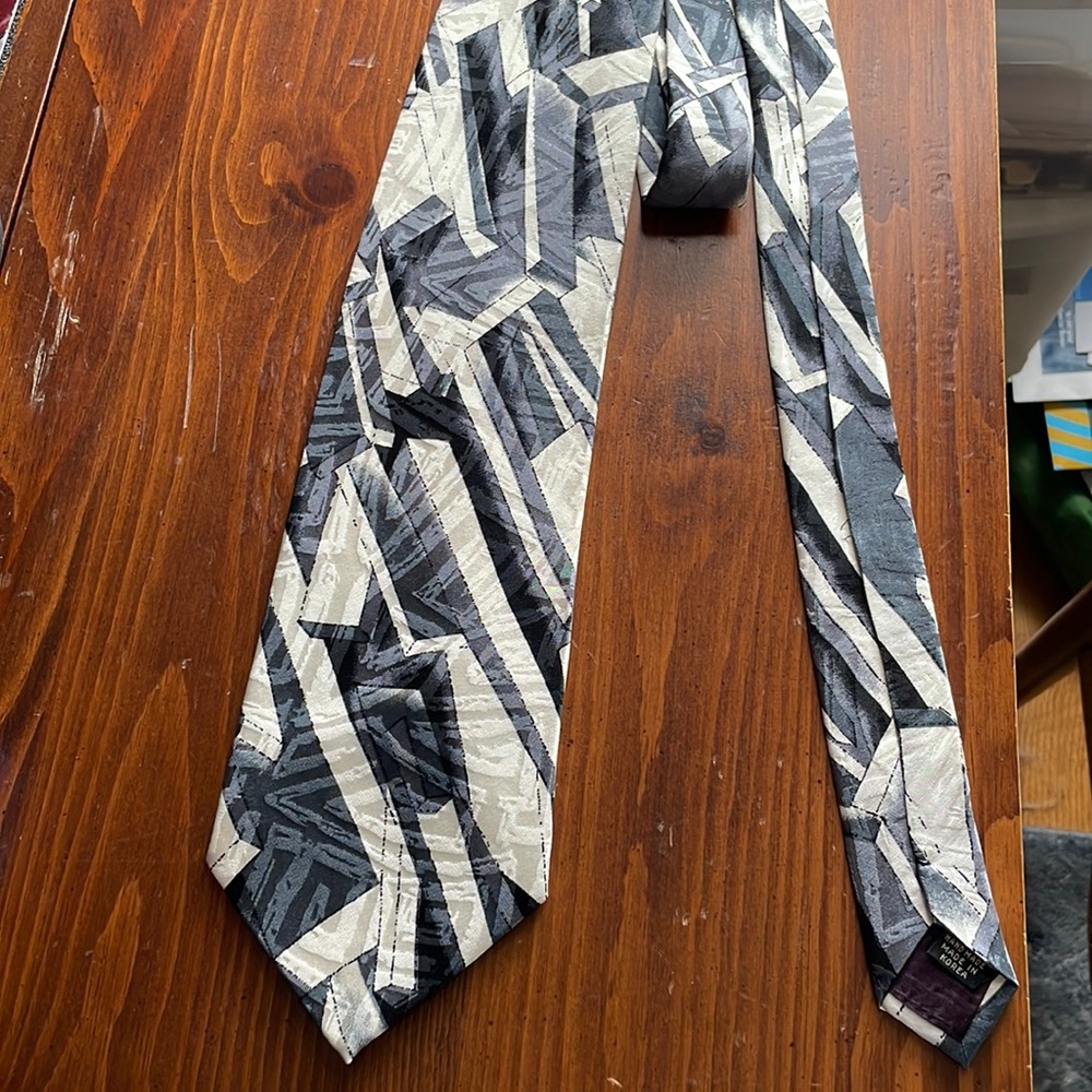 Carlo Palazzi Studio tie, 100% silk,handmade, made in Korea. EUC, abstract look